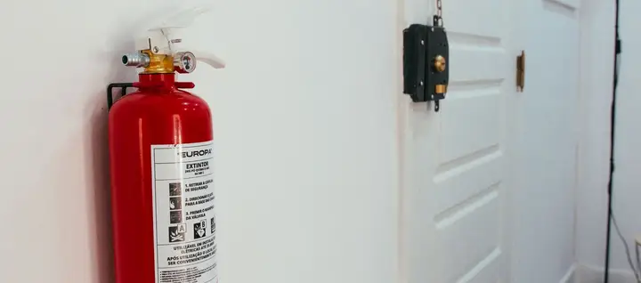 Wandmontierter Feuerlöscher im Treppenhaus